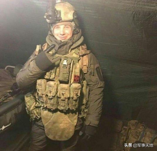 ���Ա���������²������ǰ���ھ����汳����һ������˹��Ӣ�۳���