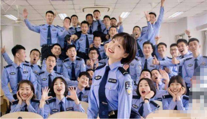 大学生考公有喜讯，符合条件有机会直接成为公务员，无需参加国考