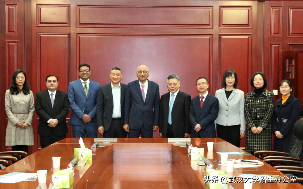 一年以来，美国、加拿大、巴基斯坦等外交官，纷纷来到武汉，都去了同一所大学！