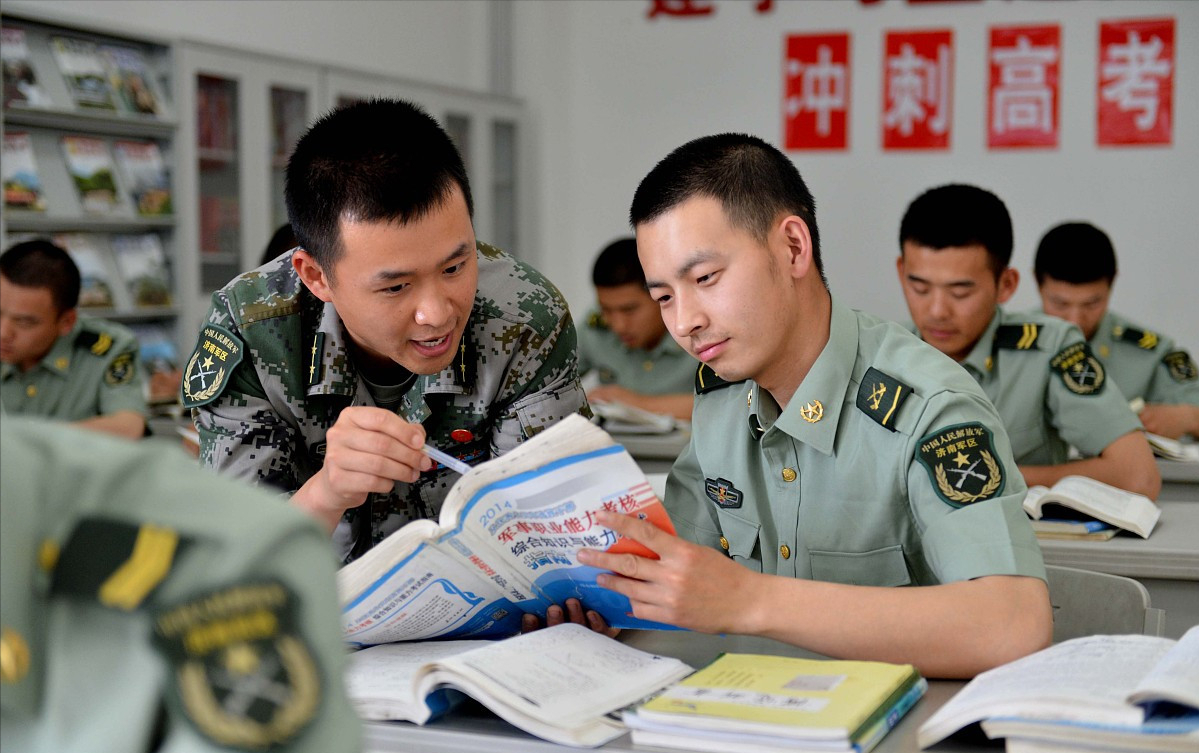 现在大学生当兵考上军校的概率大吗?成为军官都有哪些途径?