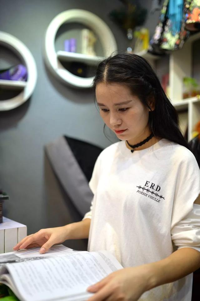 2022高考作文备考，优秀作文欣赏：《“蹲下去”和“站起来”》