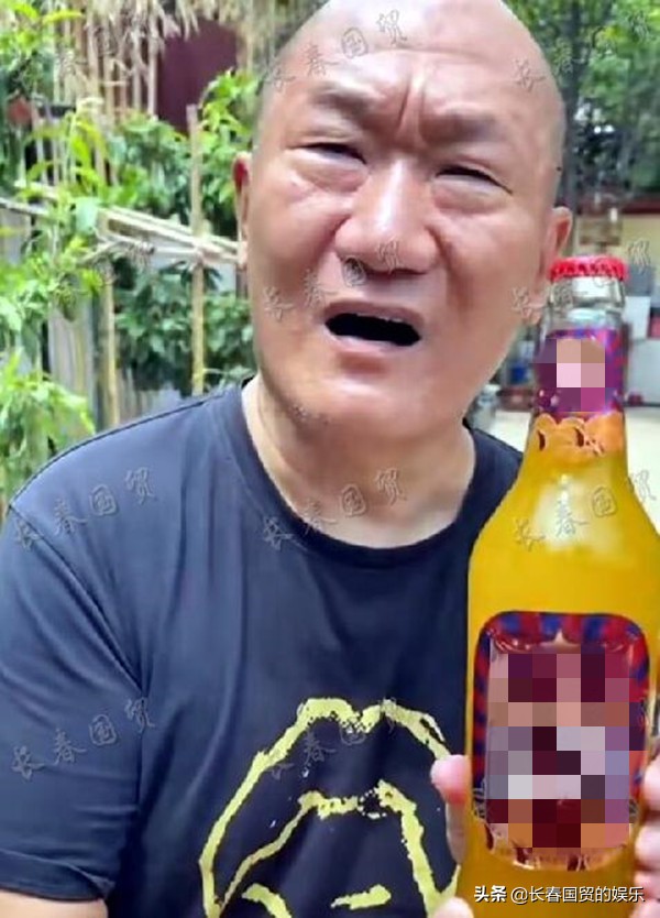 59岁歌手谢东近照曝光，光头发福变化大与昔日判若两人