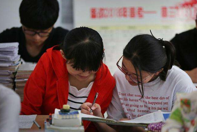 女孩高考考场“神游”，交卷铃响才反应过来，结果考了全校第一
