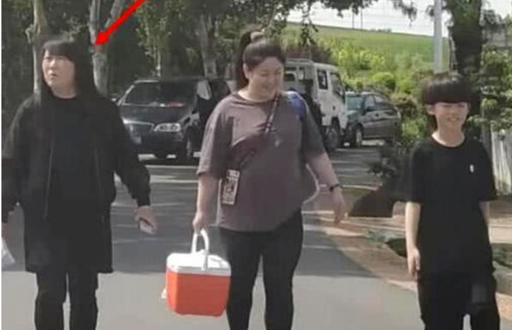 那时,本山传媒已经开张,势头正猛,赵本山便让赵玉芳来自己公司工作.