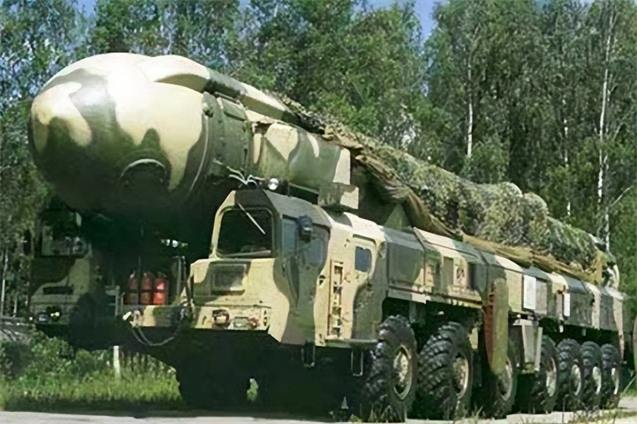 20世纪70年代后期明斯克汽车厂研制又成功研制了载重65吨的maz-7917型