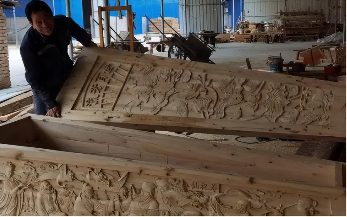 山西农民大哥做棺材,电脑雕刻精美大气,年销售额高达600万
