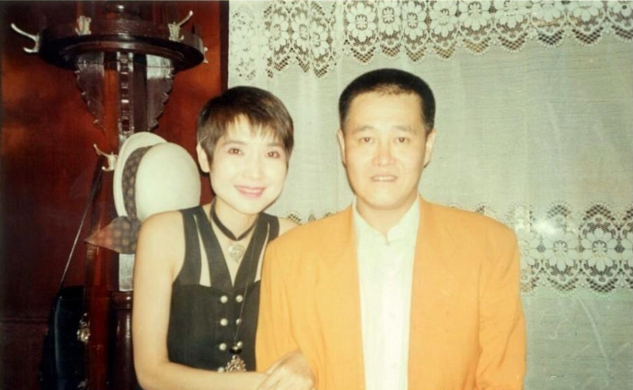 “小品王”赵本山：出身贫苦，成名后和发妻离婚，2婚娶小8岁娇妻