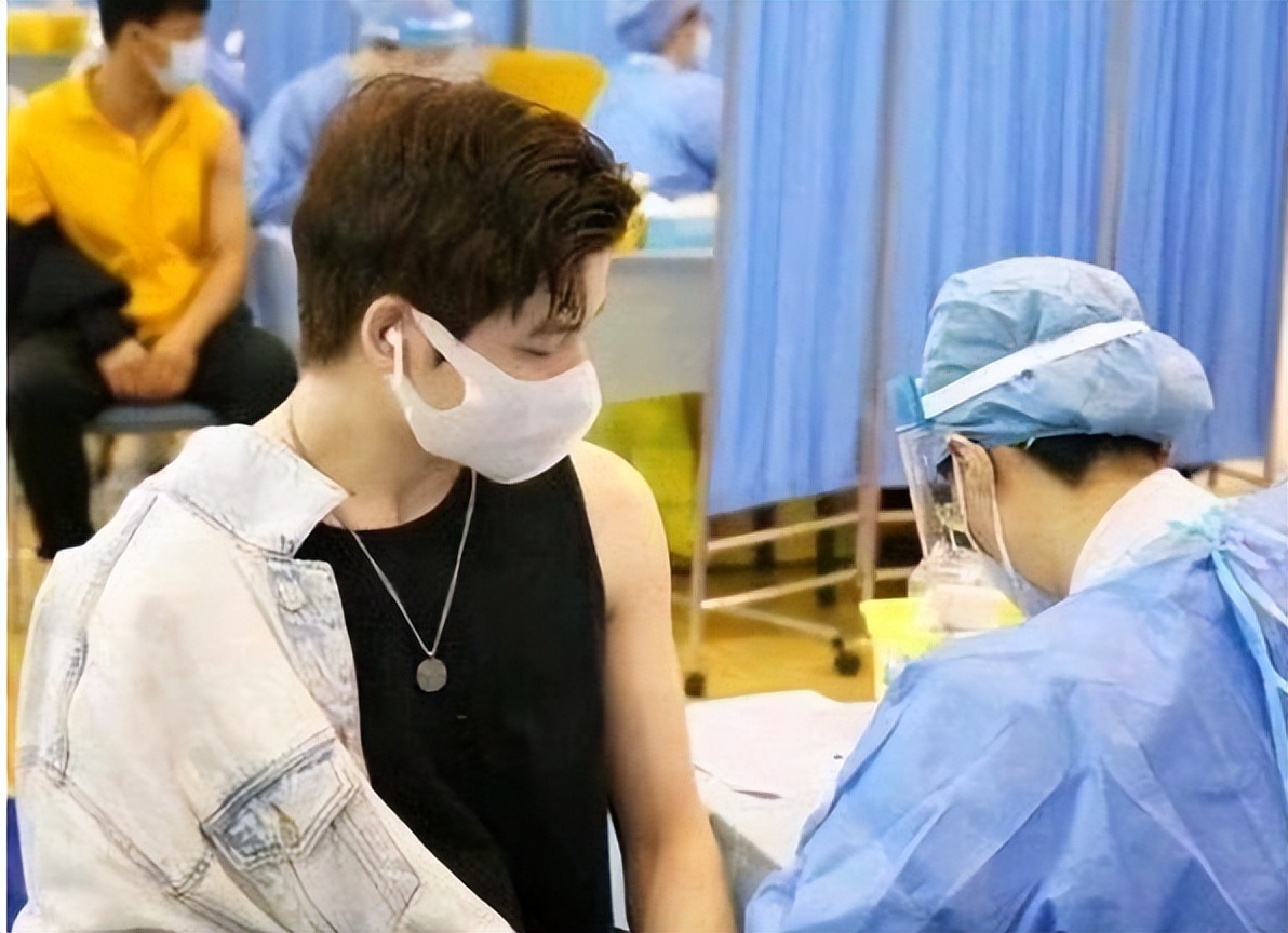 体育生集体“打疫苗”火了，画面十分养眼，让医护人员都心动不已