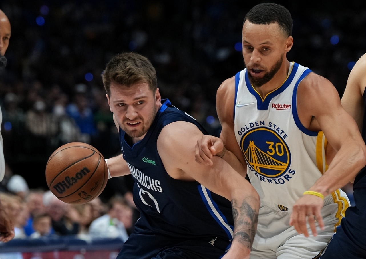 # nba季后赛勇士独行侠# 勇士3-0暴击独行侠！库里创纪录双喜临门，威金斯暴走
