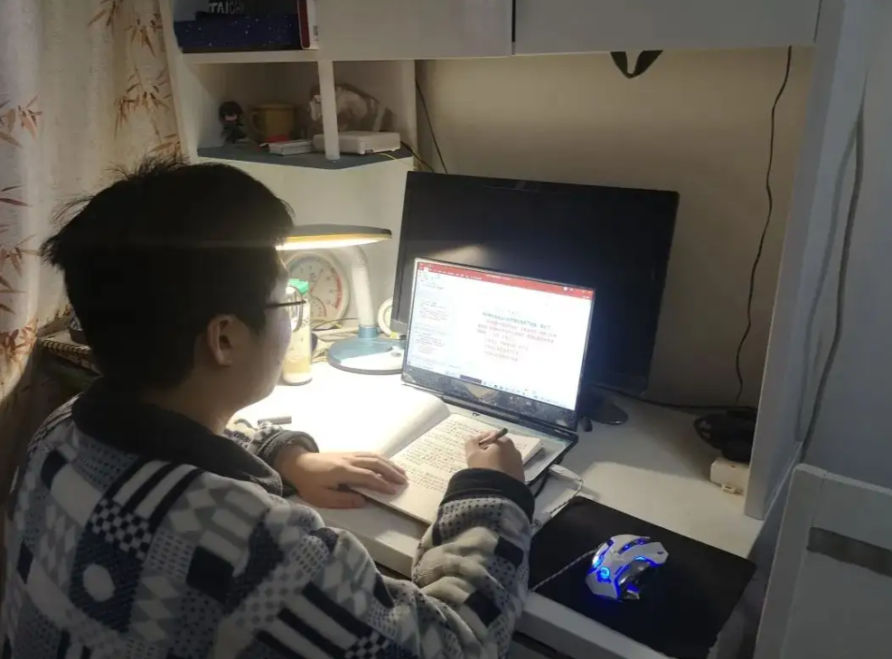 网课还没结束，某高中生用“海清语录”表白老师，评论区笑不活了