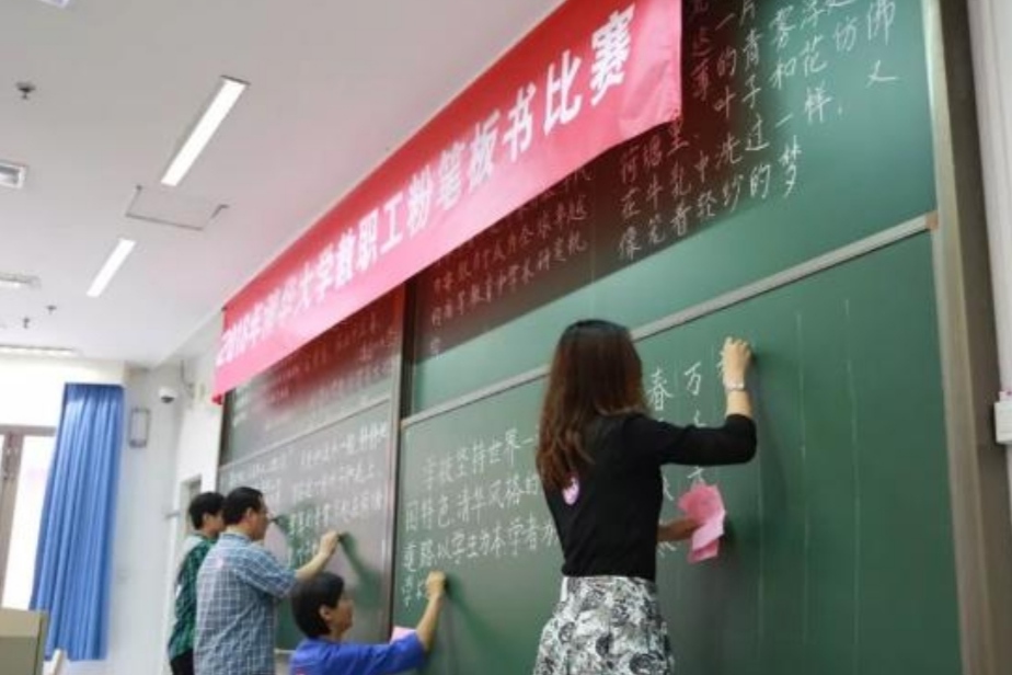 清华大学教师板书火了，字迹整洁好似印刷体，难怪学生都喜欢听课