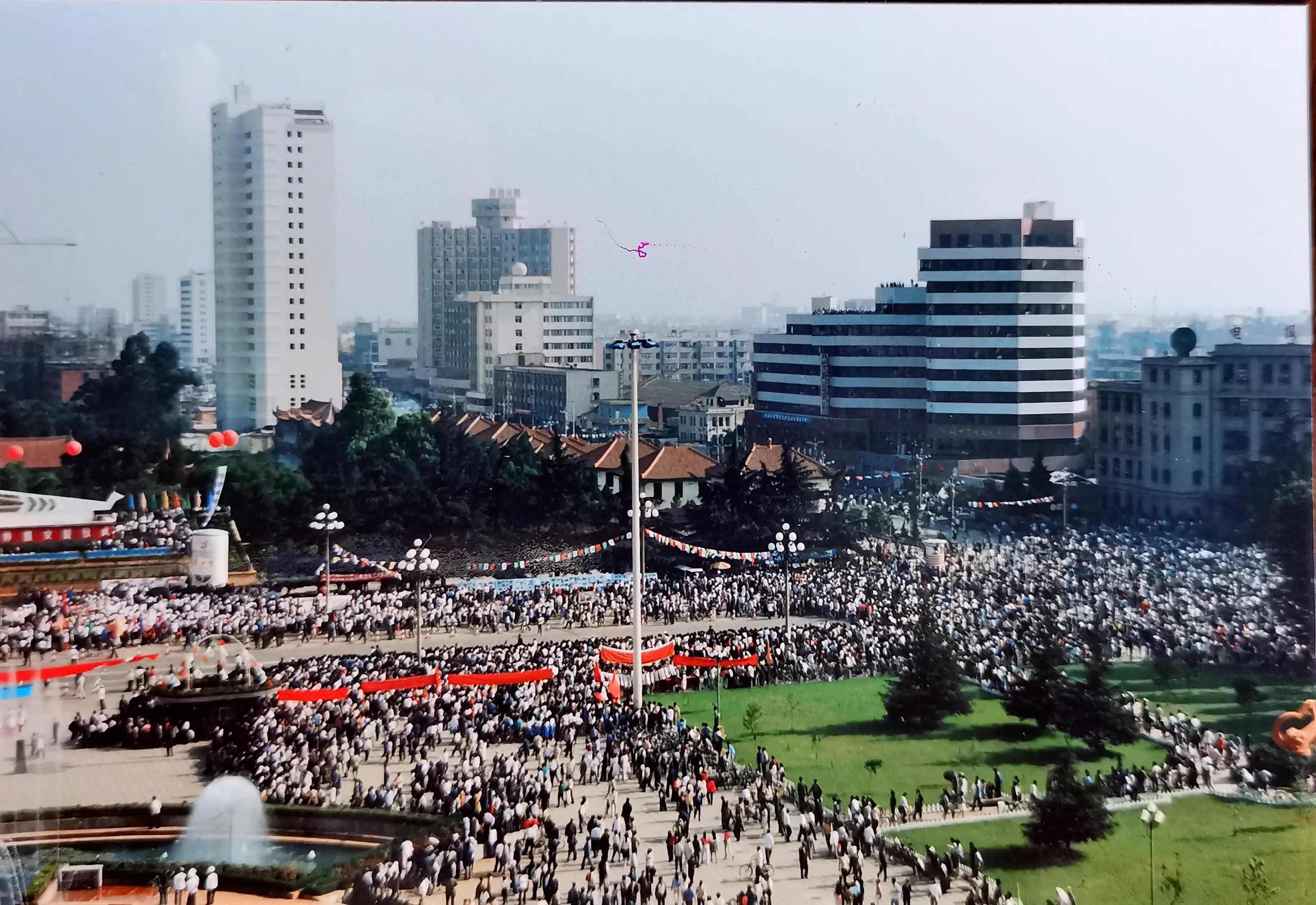 第十一届亚洲运动会在哪里举行(回望32年前的今天，春城市民比过节还热闹迎接第十一届亚运圣火)