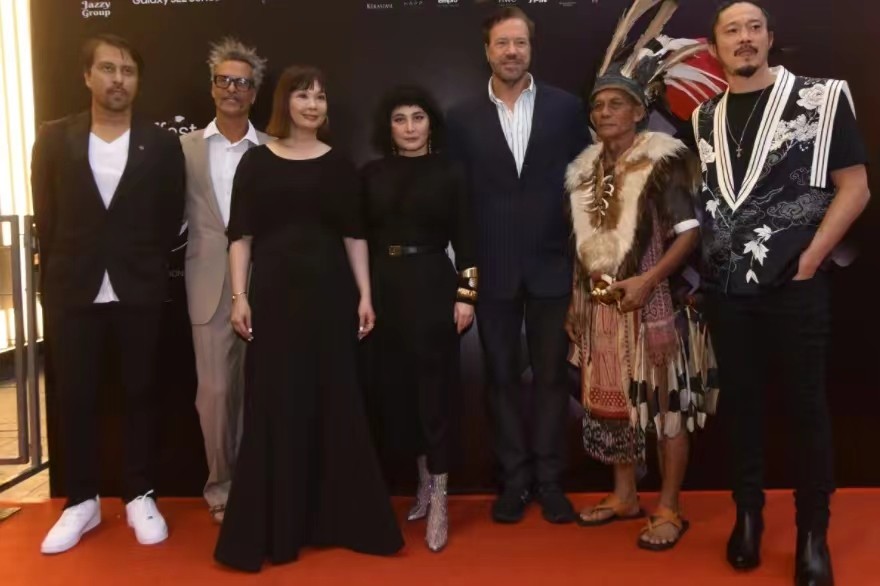 二太去世后何超仪首露面，戴仨金手镯满腰赘肉抢眼，老公一脸沧桑