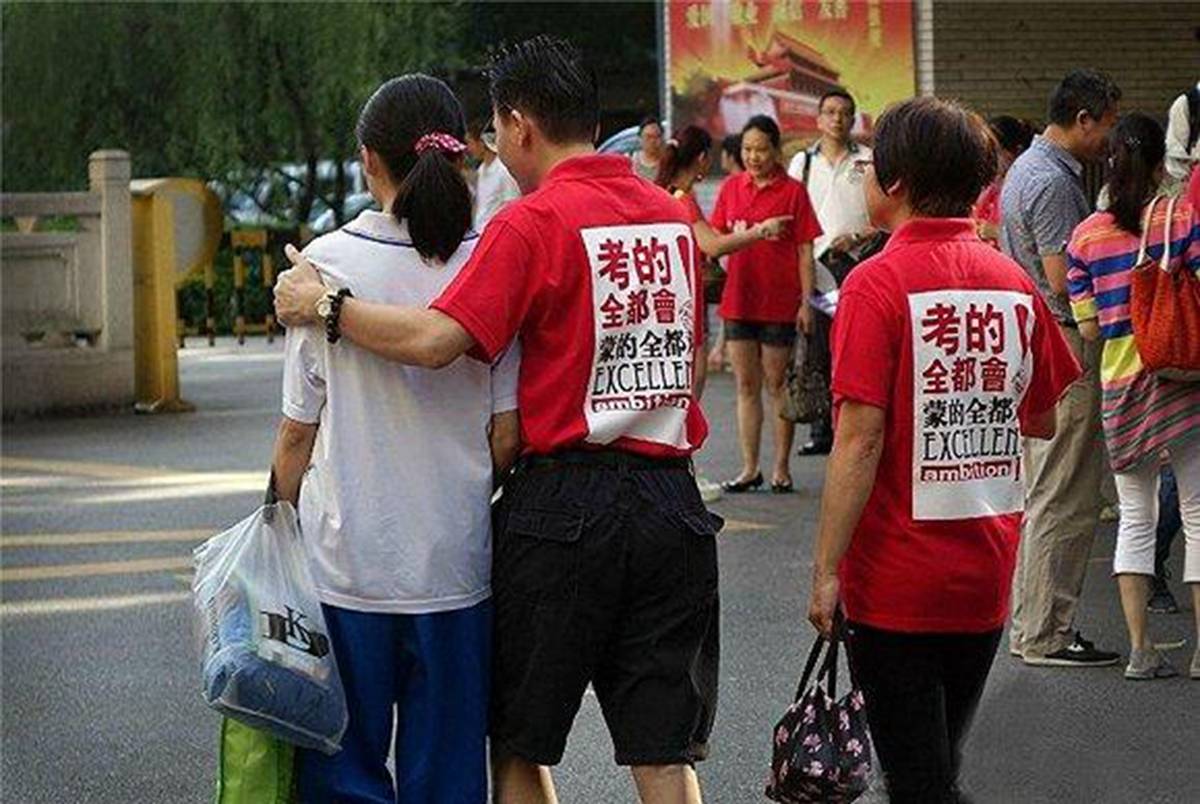 高考当天穿什么吉利？班主任：对勾卖爆了，对孩子来说未必是好事