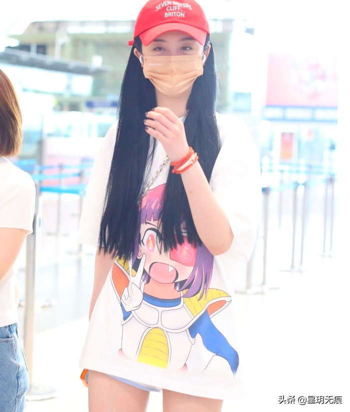 赵小棠戴红色棒球帽现身机场 穿白色长T搭配长筒袜好甜美