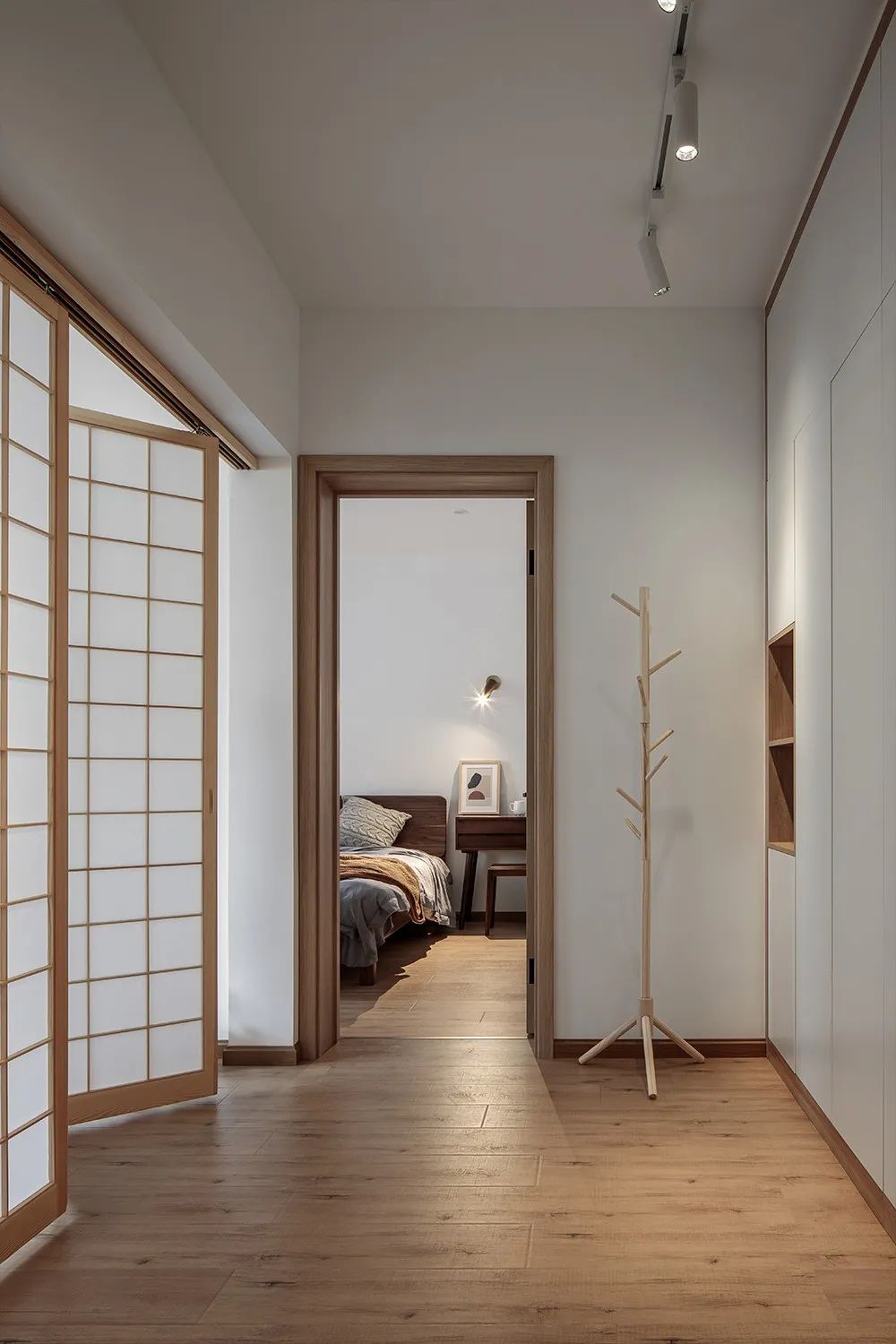 爆改70m²独居之家：原木+留白的温馨屋，一进门就是满满幸福感