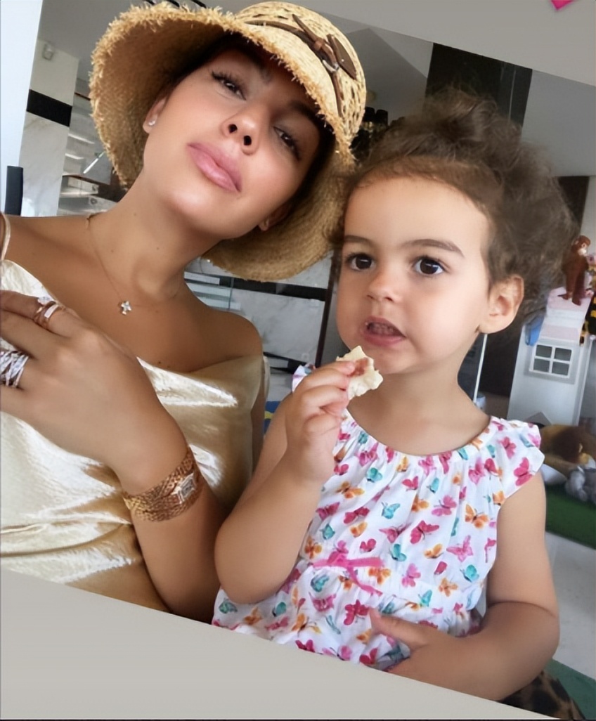 c罗四个娃都谁生的（C罗怀抱着四公主，一脸幸福！乔治娜生下的这个女儿，五官神似C罗）