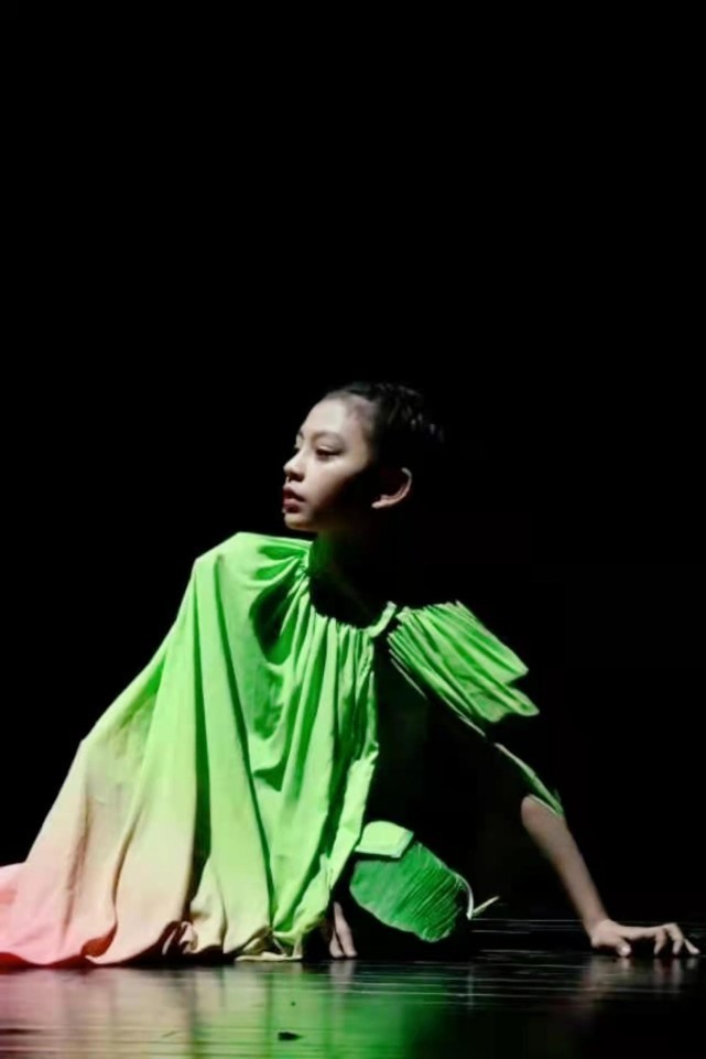 刘烨女儿才10岁就这么美！晒庆生照颜值逆袭终于像妈，混血脸太绝