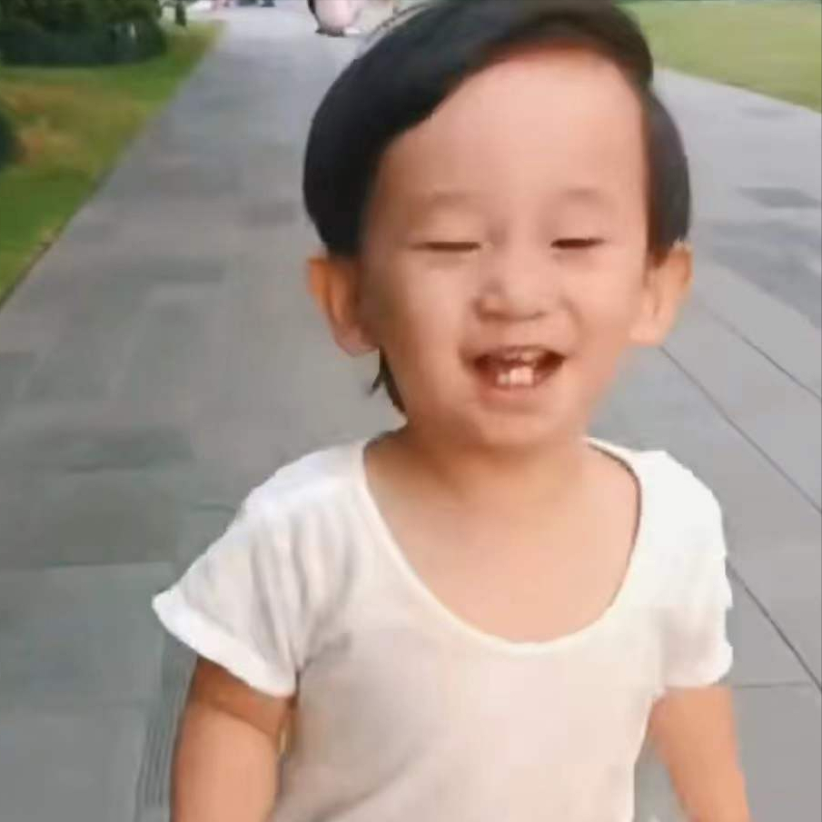 应采儿晒一家四口合影庆元旦，小儿子hoho表情严肃，容貌又变了