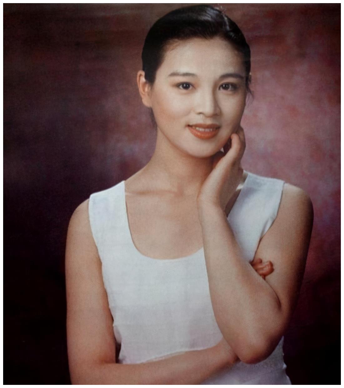 最美"赵飞燕":刚出产房被离婚,单亲24年,曾跟宋丹丹是妯娌