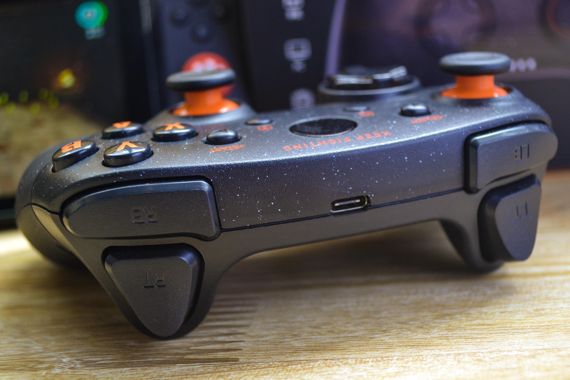 摇杆不飘 这样的手柄不香么？达尔优H101游戏手柄试玩