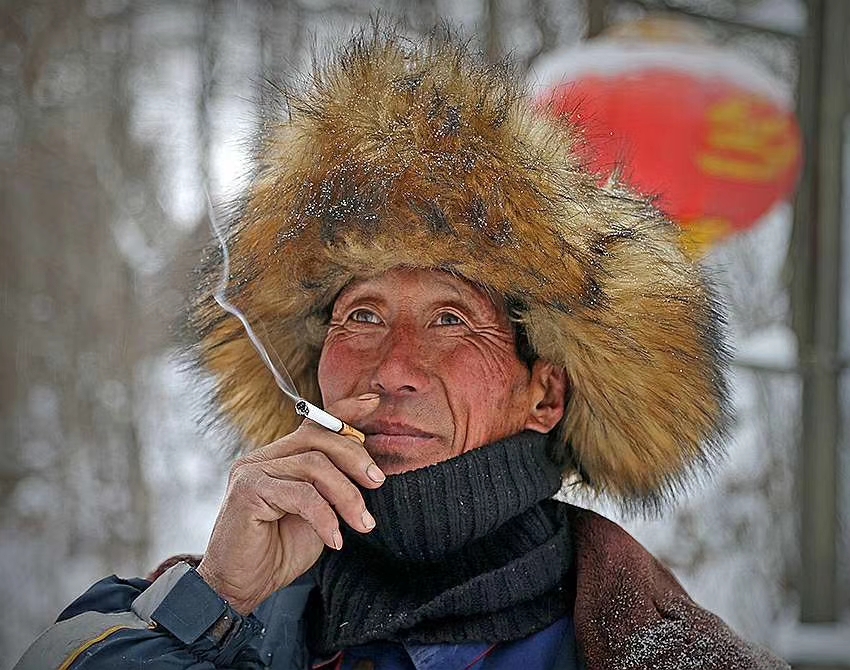 队长红了眼,噌地一声跳下爬犁大吼:老二愣,你并爬犁我救人!