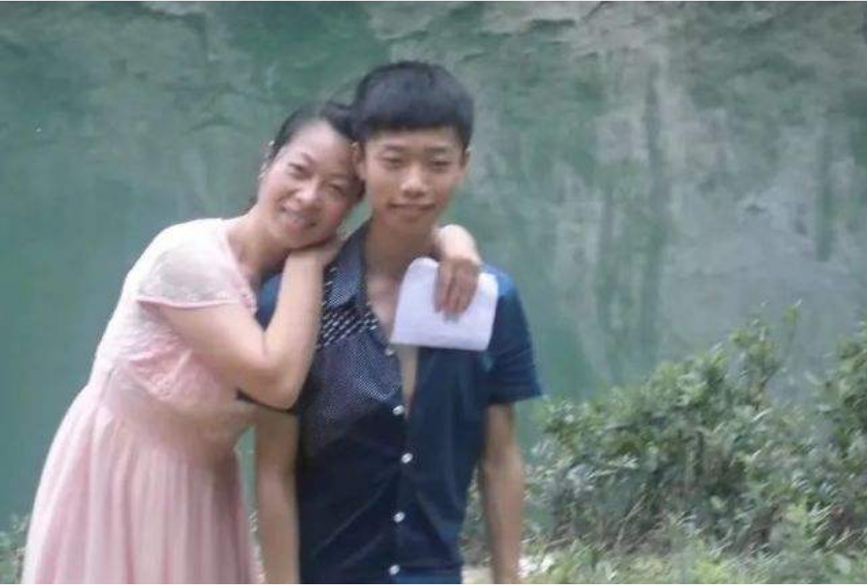 2020年，刺死霸凌者的15岁陈泗翰出狱，出狱前提出：别牵扯班主任