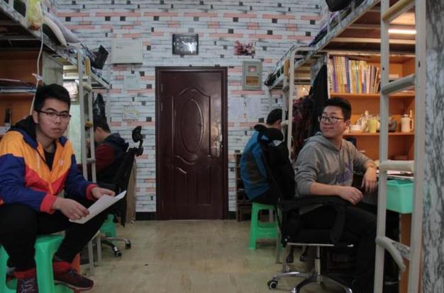 同样是大学寝室，父母眼中和真实情况有啥差距？3张图片真实显示