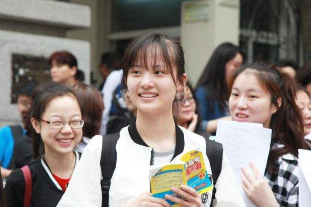 高考当天为啥不让穿校服，是防作弊还是什么原因？老师说出实话