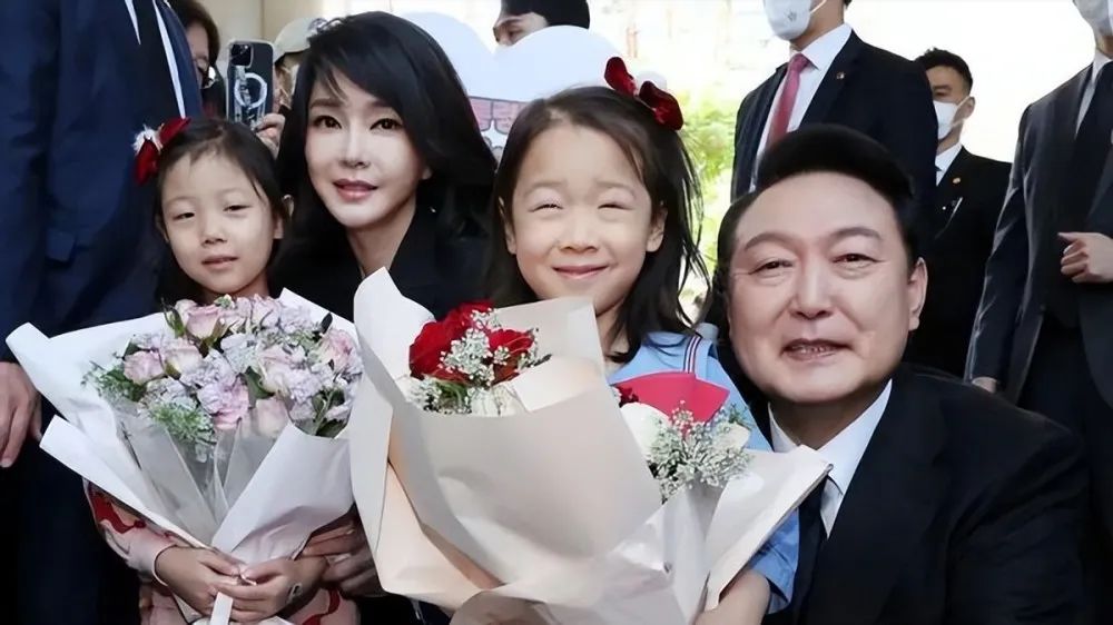 她年近半百还是“娇妻”，无子无女被宠爱10年，凭什么？