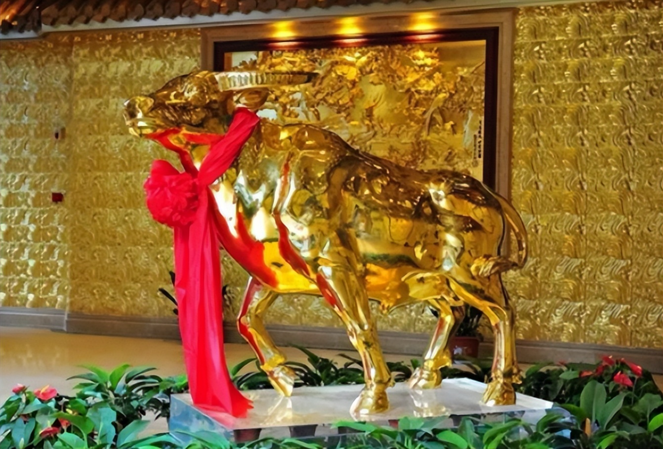 这个酒店最壕的也是最吸睛的,还得数那头耗费3亿打造的金牛雕像.