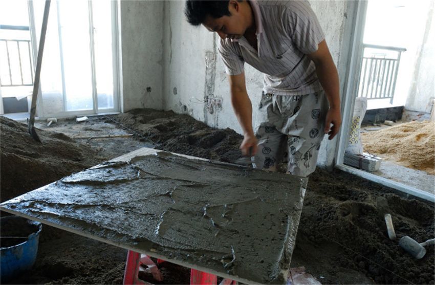 瓷砖干铺、湿铺到底有何差别？家里装修时，选择哪种更合适？
