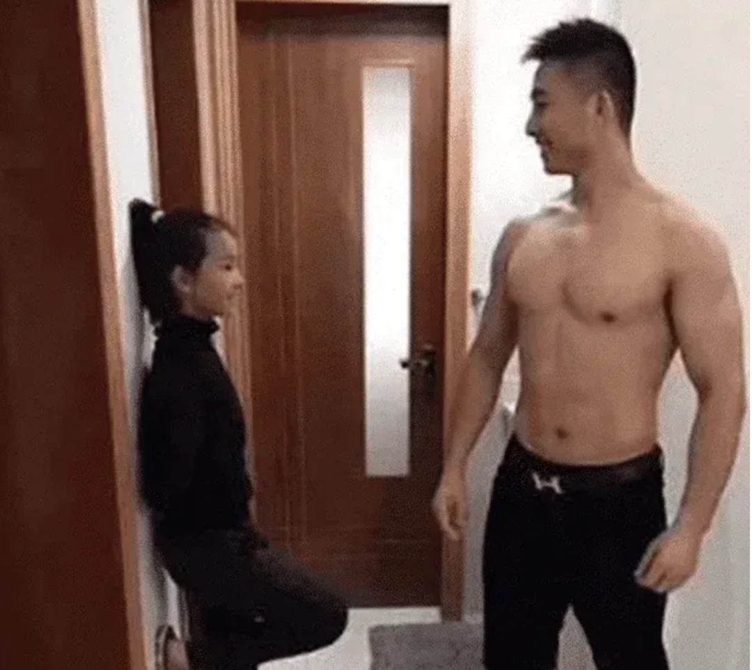 父女同一地点拍照记录成长，爸爸裸露上身引争议，这样穿合适吗？