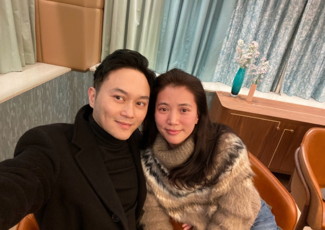 甜齁！张智霖袁咏仪庆祝结婚21周年，老夫老妻亲密依偎宛如热恋
