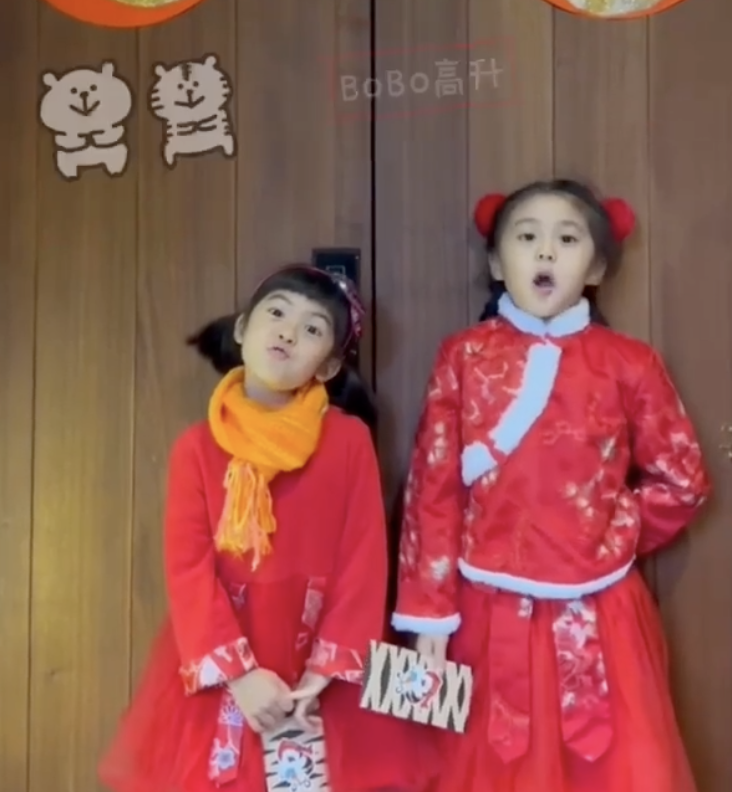 贾静雯春节分享全家福，两个女儿送祝福，波妞门牙脱落神态超喜感