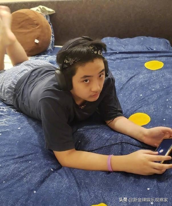 14岁费曼晒吴镇宇夫妇牵手照，妈妈露背影不露脸，调侃爸爸是老人