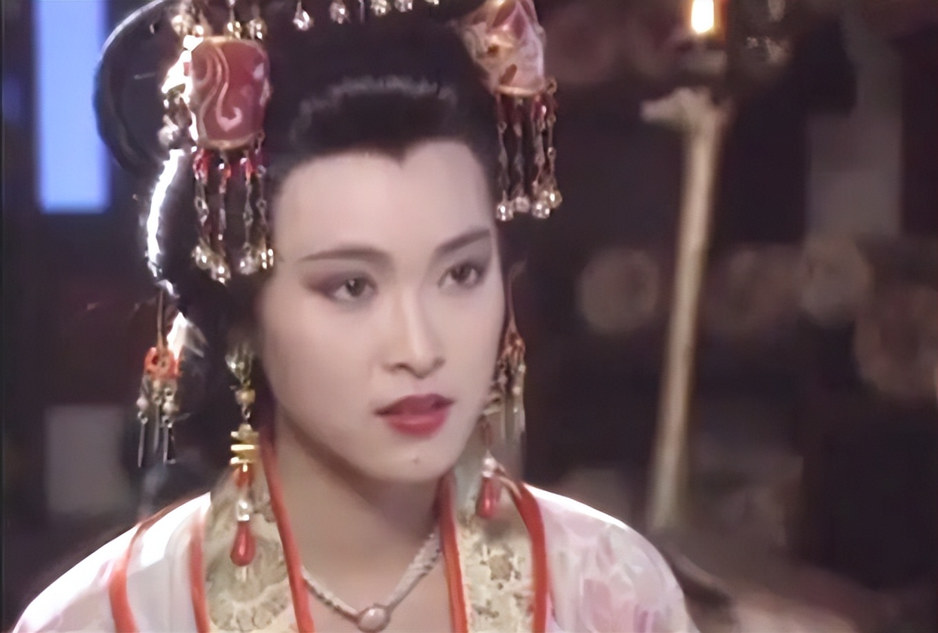 “长孙皇后”童爱玲罕露面，49岁皮肤紧致似少女，戴金表尽显阔气