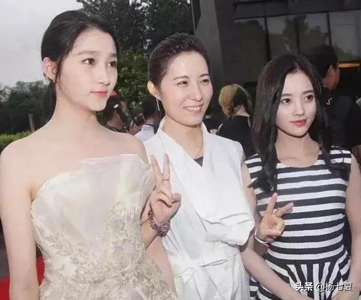 看了鞠婧祎和别人的合照才知道，她的脸真的是又美又小