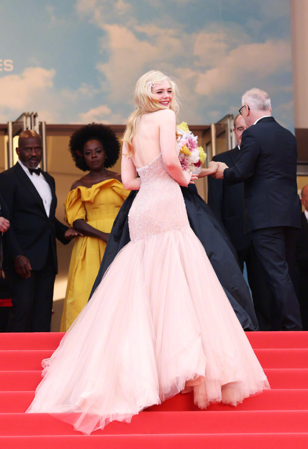 仙女来了!艾丽·范宁一袭仙女裙亮相活动,开怀大笑的样子超级甜