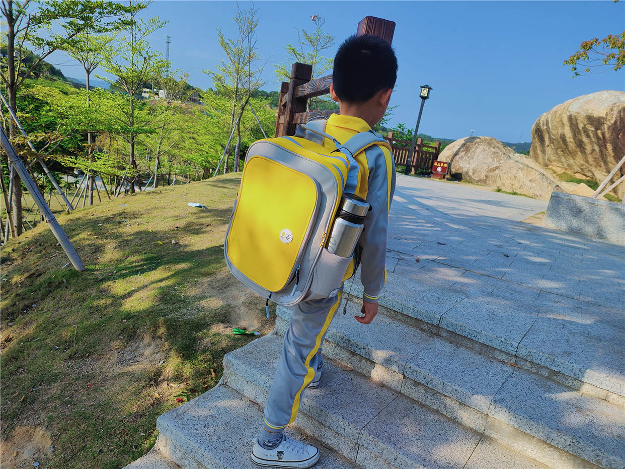 地平线8号儿童背包体验，释压护脊还颜值在线，这特么也太能造了