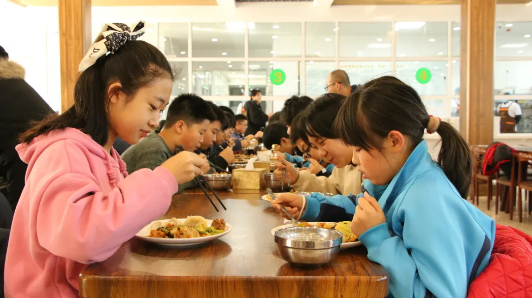 10000+饺子滚滚而来——闻励师生包饺子，话饺子，团团围坐吃饺子