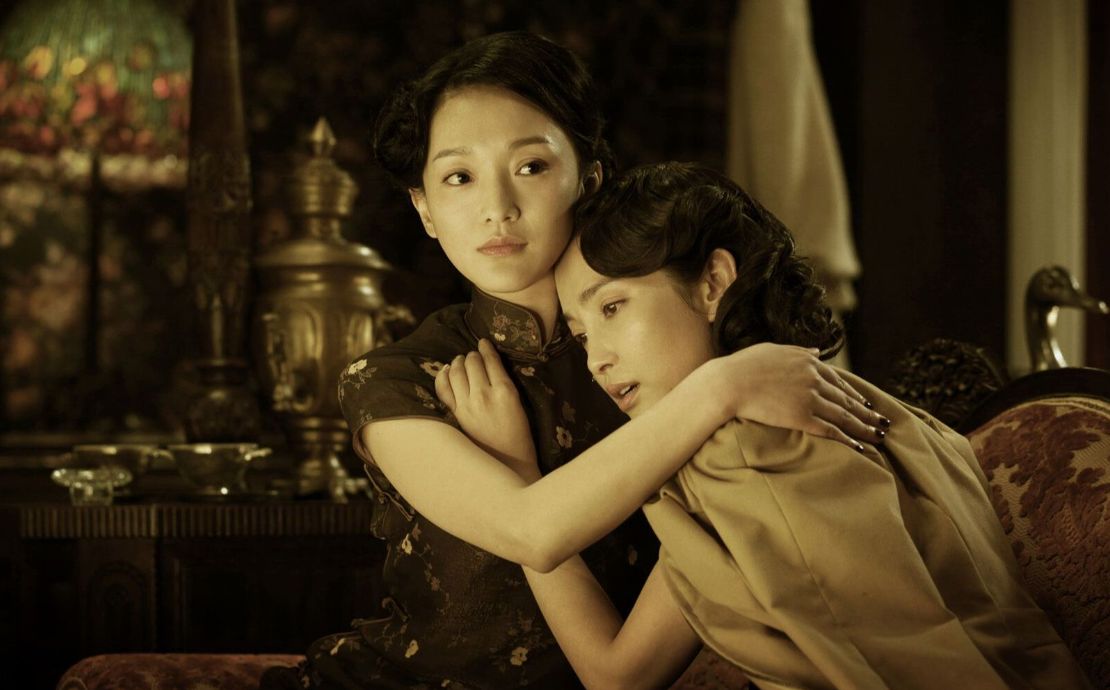 又矮又瘦的周迅算美女吗?看她跟董洁,章子怡的合照就知道答案了