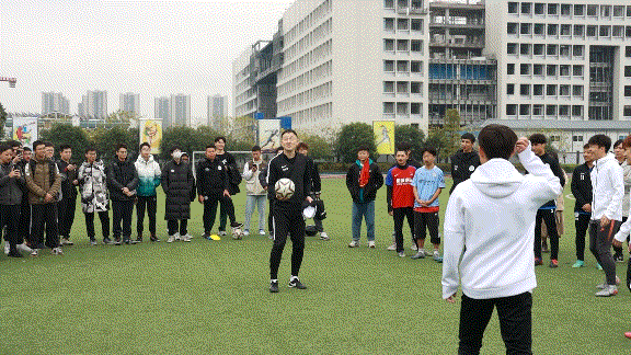 “中国太阳”来了！足球名将孙继海成为重庆大学足球队荣誉总教练