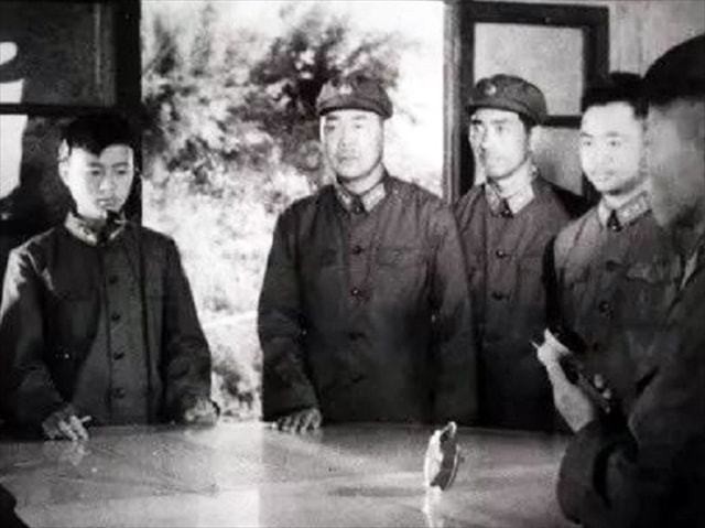 大校营长岳振华，开国元帅排队轮流敬酒，全营官兵吃烤鸭吃到腻