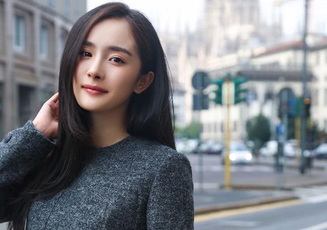 “被高估”的5位女演员，赚钱赚到手软，有人却拿不出像样的作品