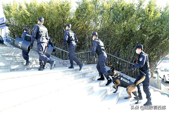 「摄影报道」甘肃平凉：特巡警车站巡逻护航春运