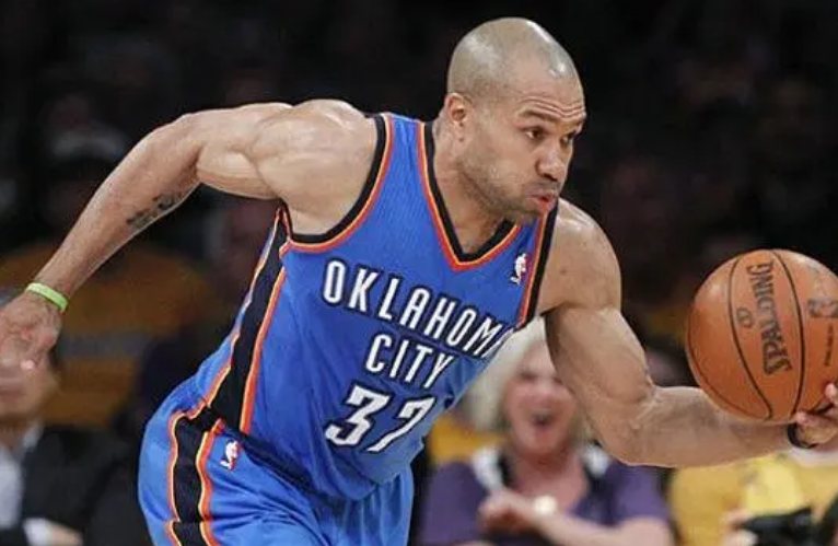 nba费舍尔在哪些球队（费舍尔打了8次总决赛，他表现如何？02年暴走，04年卧底）