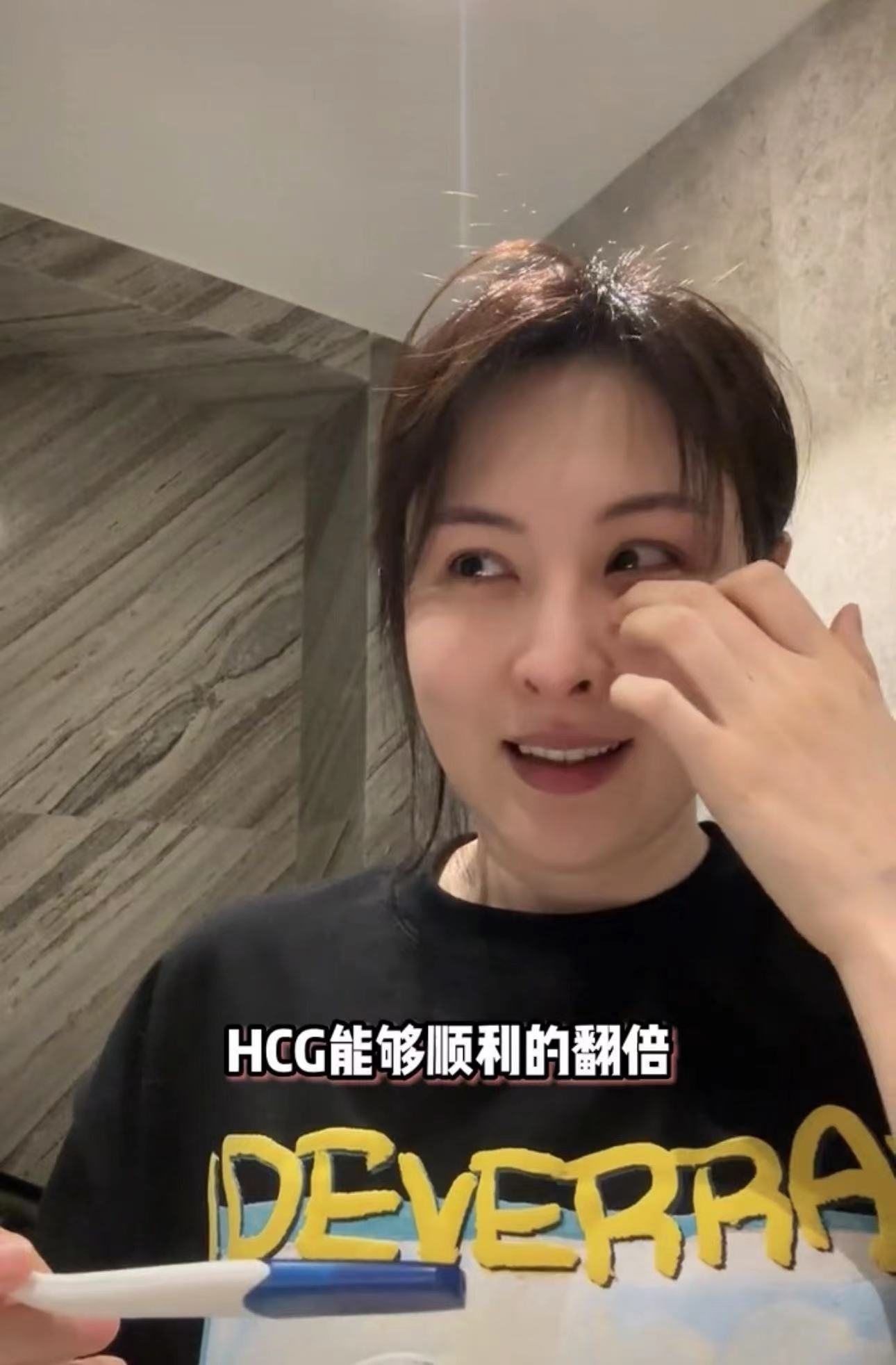 恭喜!33岁女星官宣怀孕,老公激动到捂脸哭泣,结婚10年备孕艰辛