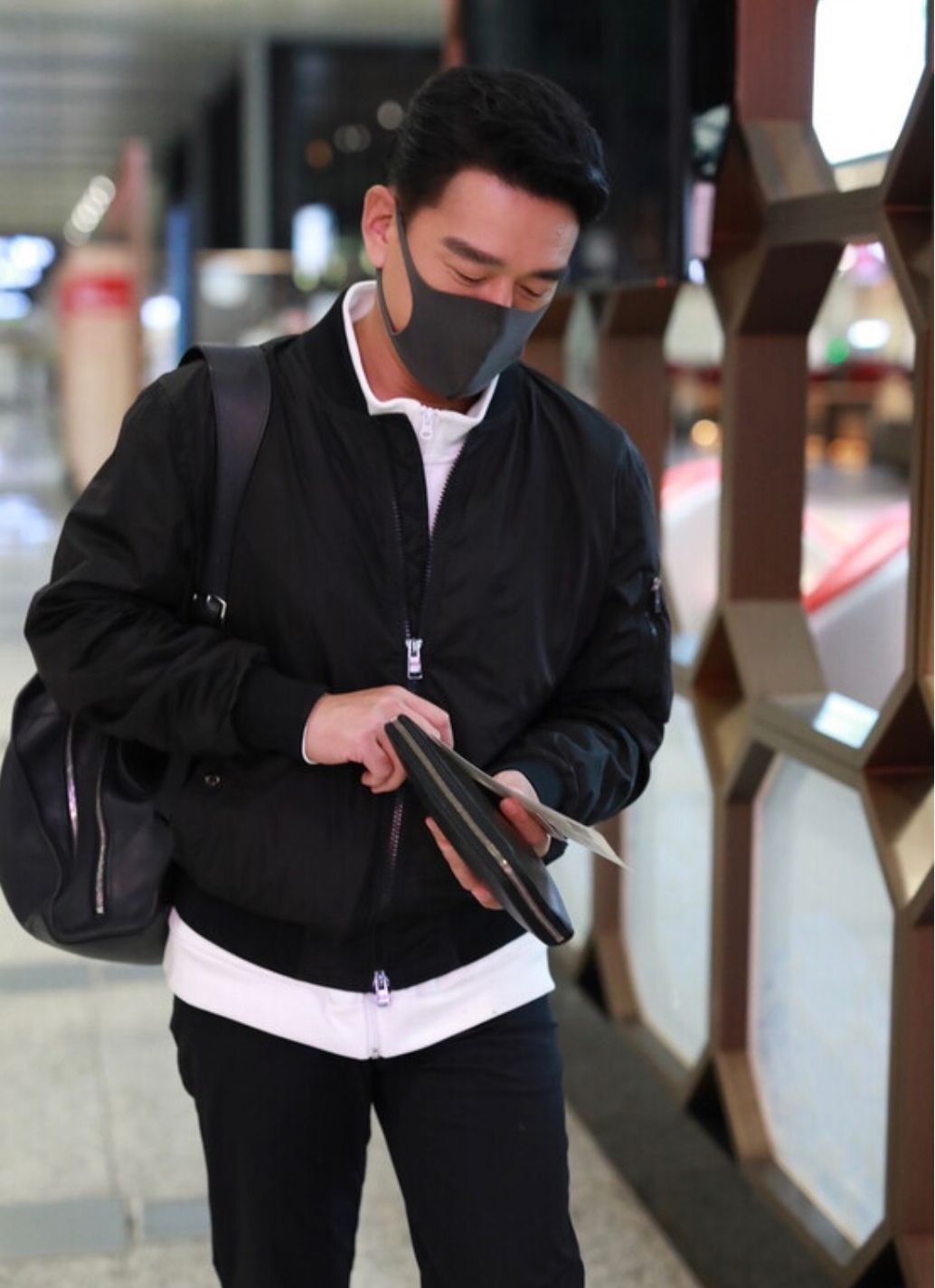 男人到中年气质最重要，基础款学王耀庆这么穿，一看就是有钱人