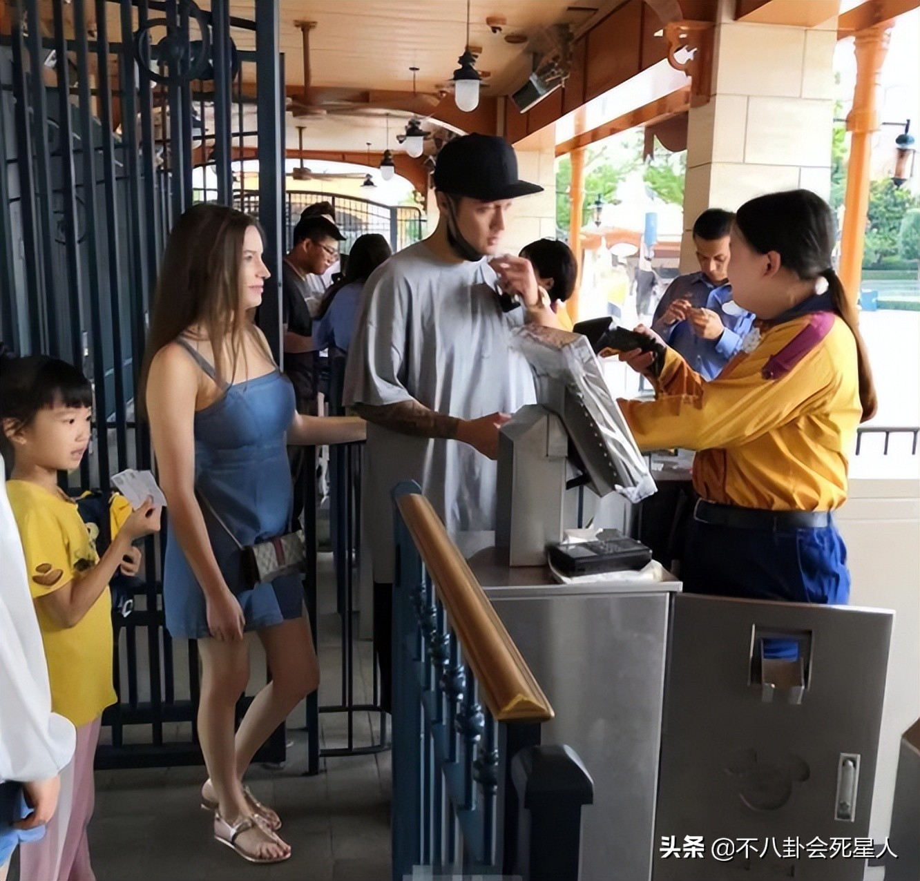 表面恩爱，实际“拳头相向”，从黄奕到黄嘉千，被最亲近的人伤害